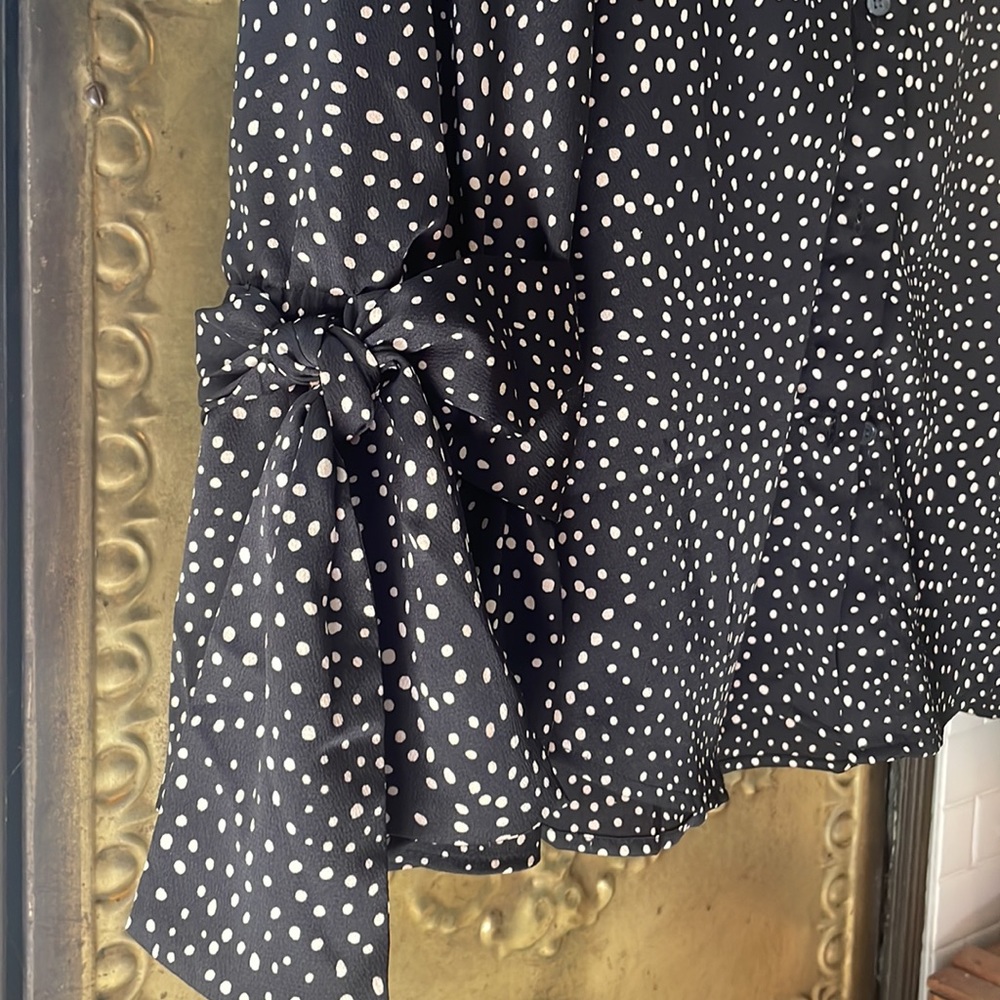 Banana Republic Button Down Blouse (Woman’s M) - Picture 4 of 6